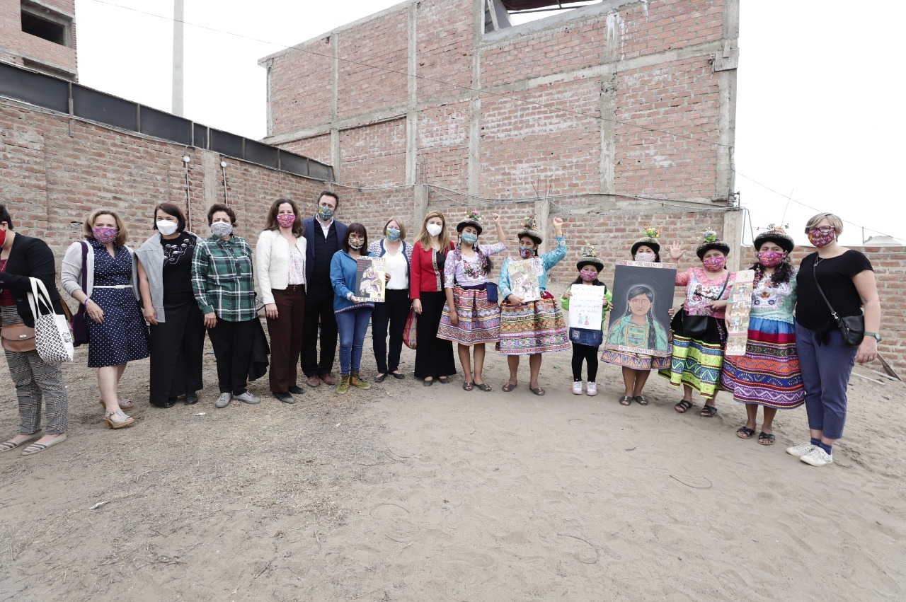 Viceministra Sonaly Tuesta visitó la Ruta del Arte Sarhuino en Chorrillos