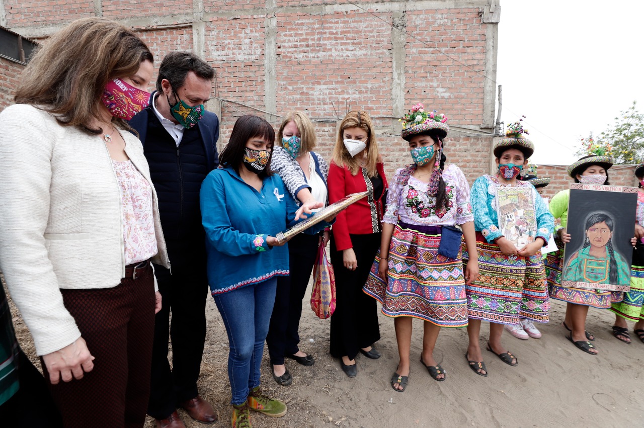Viceministra Sonaly Tuesta visitó la Ruta del Arte Sarhuino en Chorrillos