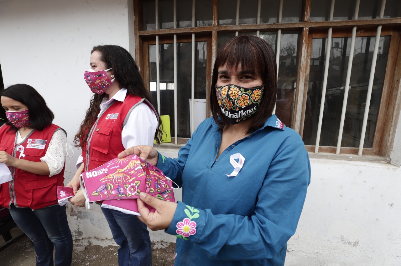Viceministra Sonaly Tuesta visitó la Ruta del Arte Sarhuino en Chorrillos