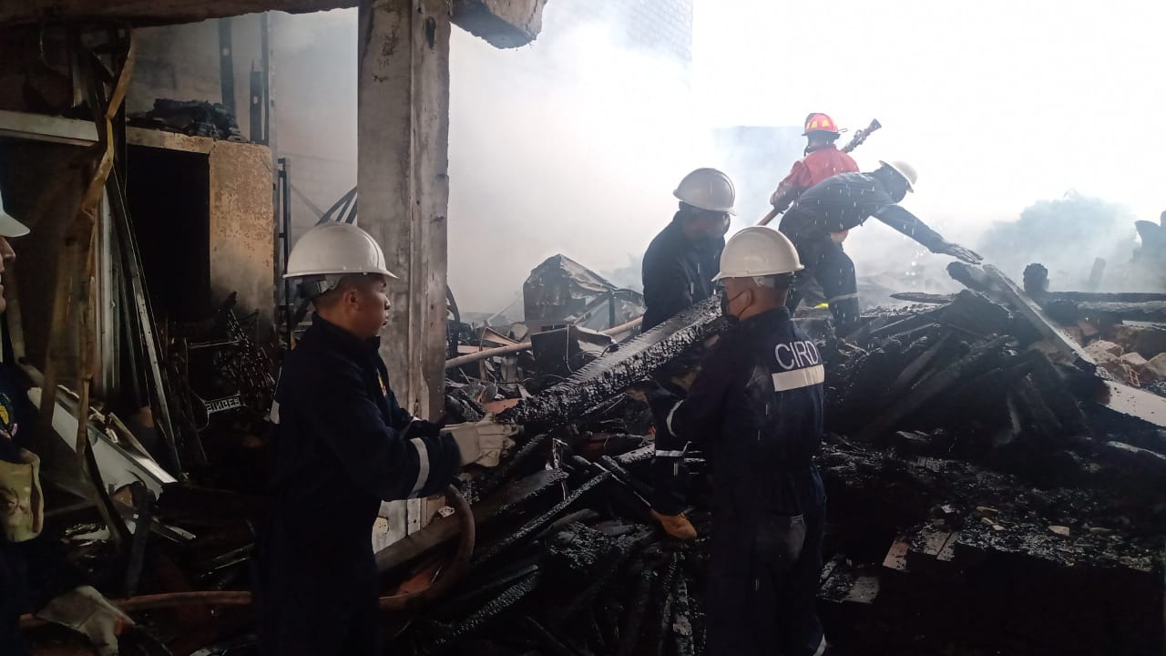 Foto de miembros del Ejército del Perú apoyando al retiro de materiales de los inmuebles afectados por el incendio en Villa El Salvador.