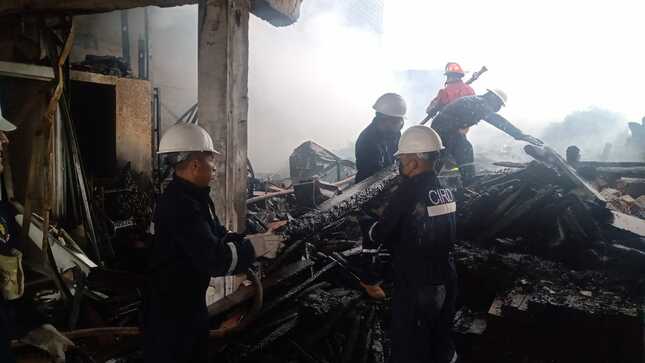 Foto de miembros del Ejército del Perú apoyando al retiro de materiales de los inmuebles afectados por el incendio en Villa El Salvador.