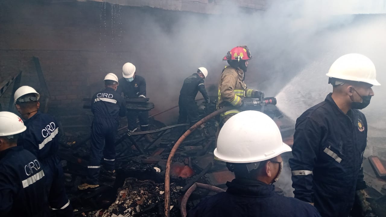 Foto del Ejército que desplegó sus recursos humanos y logísticos para apoyar a los bomberos a controlar y sofocar el incendio en Villa El Salvador.