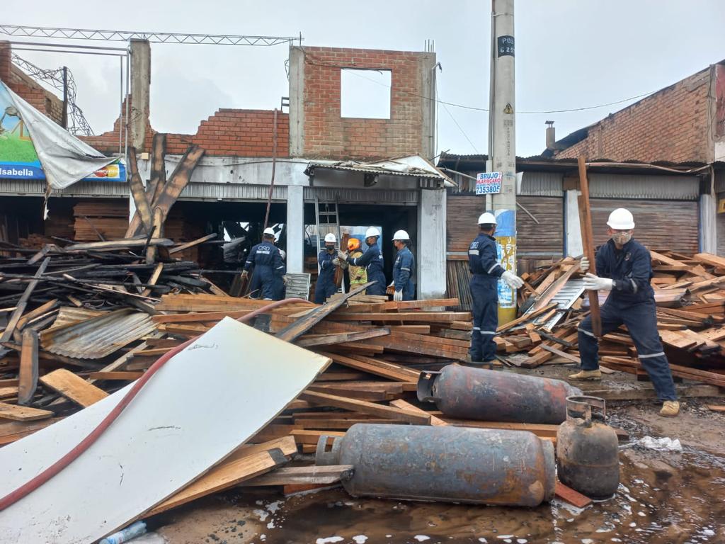 Foto de personal del Ejército del Perú apoyan en el retiro de materiales de los inmuebles afectados en el incendio en Villa El Salvador.