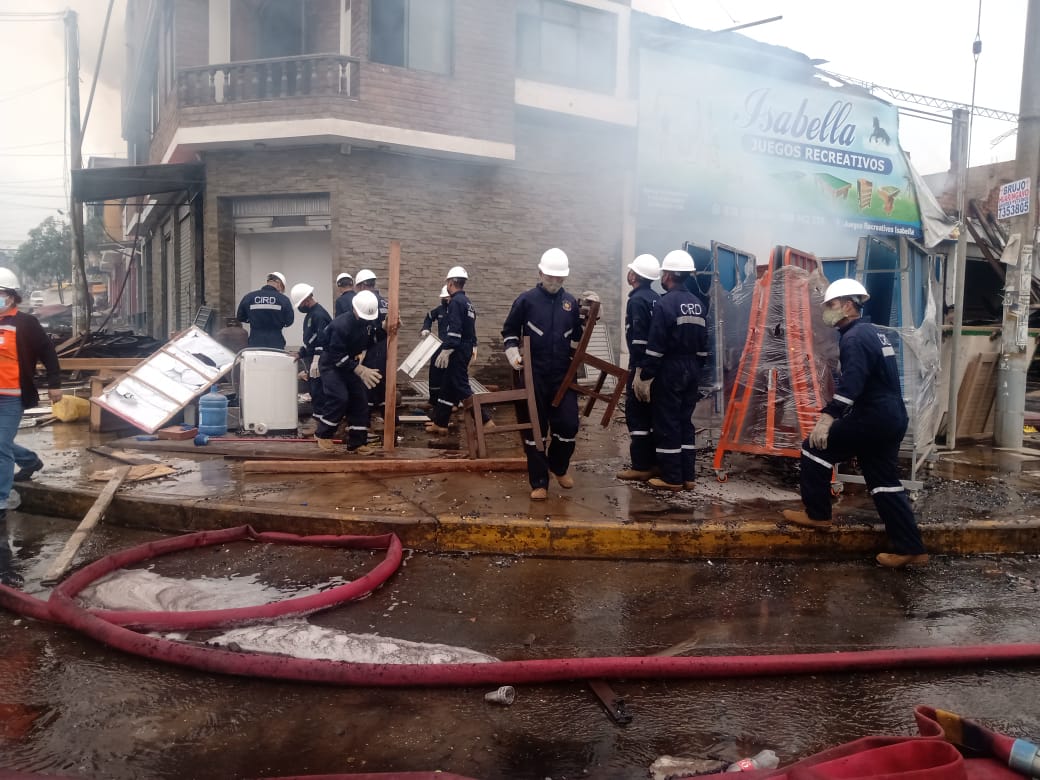 Fotos de miembros del Ejército del Perú apoyando a los bomberos en la remoción de escombros de zona afectada por el incendio en Villa El Salvador.