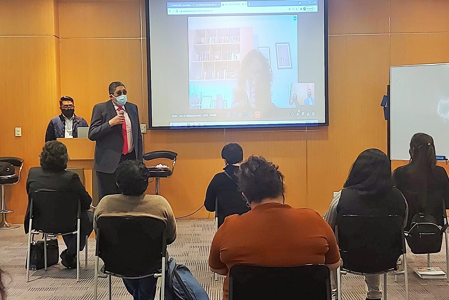 El Director de DPDS, Víctor Hugo Vargas da la bienvenida a un grupo de representes de la OMAPED de Lima y Callao en el “I Taller herramientas para la inclusión de personas con discapacidad”