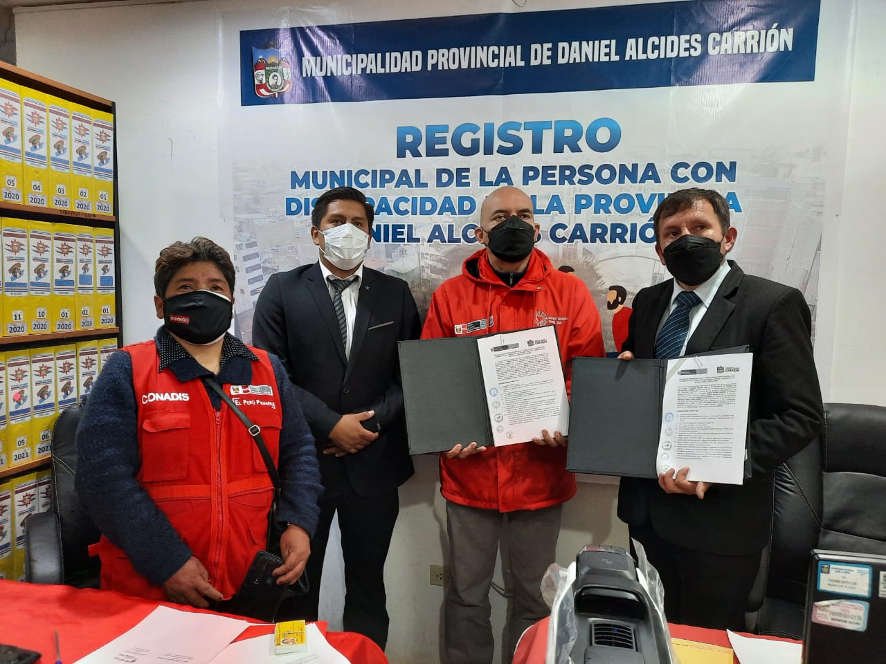 Participan el Presidente del Conadis, Eco. Marco Antonio La Barrera, Alcalde de la provincia Daniel Alcides Carrión, Juan Luis Chombo Heredia y muestran el convenio firmado por ambas partes y acompañan la CRR del Conadis Pasco y responsable de la OMAPED de la municipalidad.