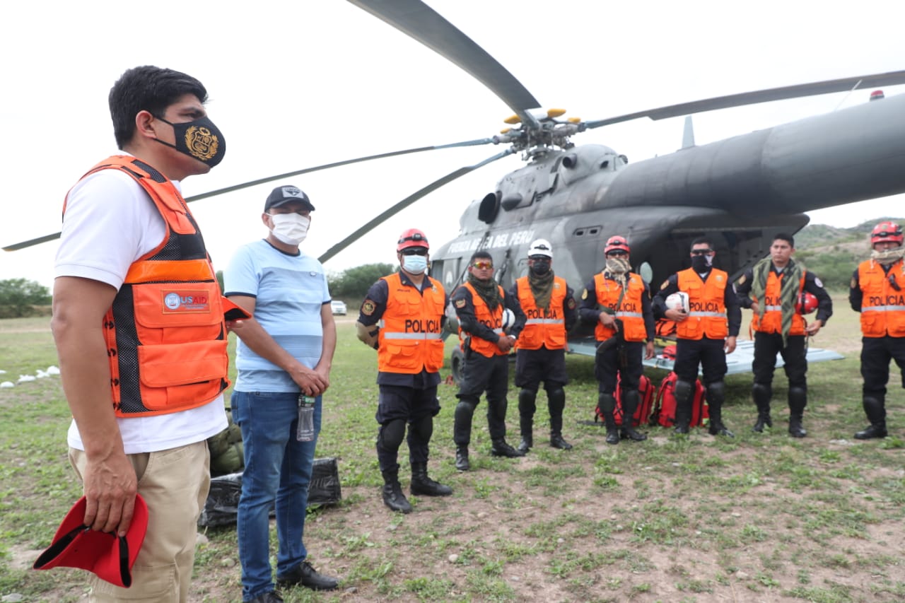 Ministro Carrasco recibió a un grupo de rescatistas de la Policía Nacional provenientes de Chiclayo y que serán trasladados a Jamalca para atender a las personas aisladas.