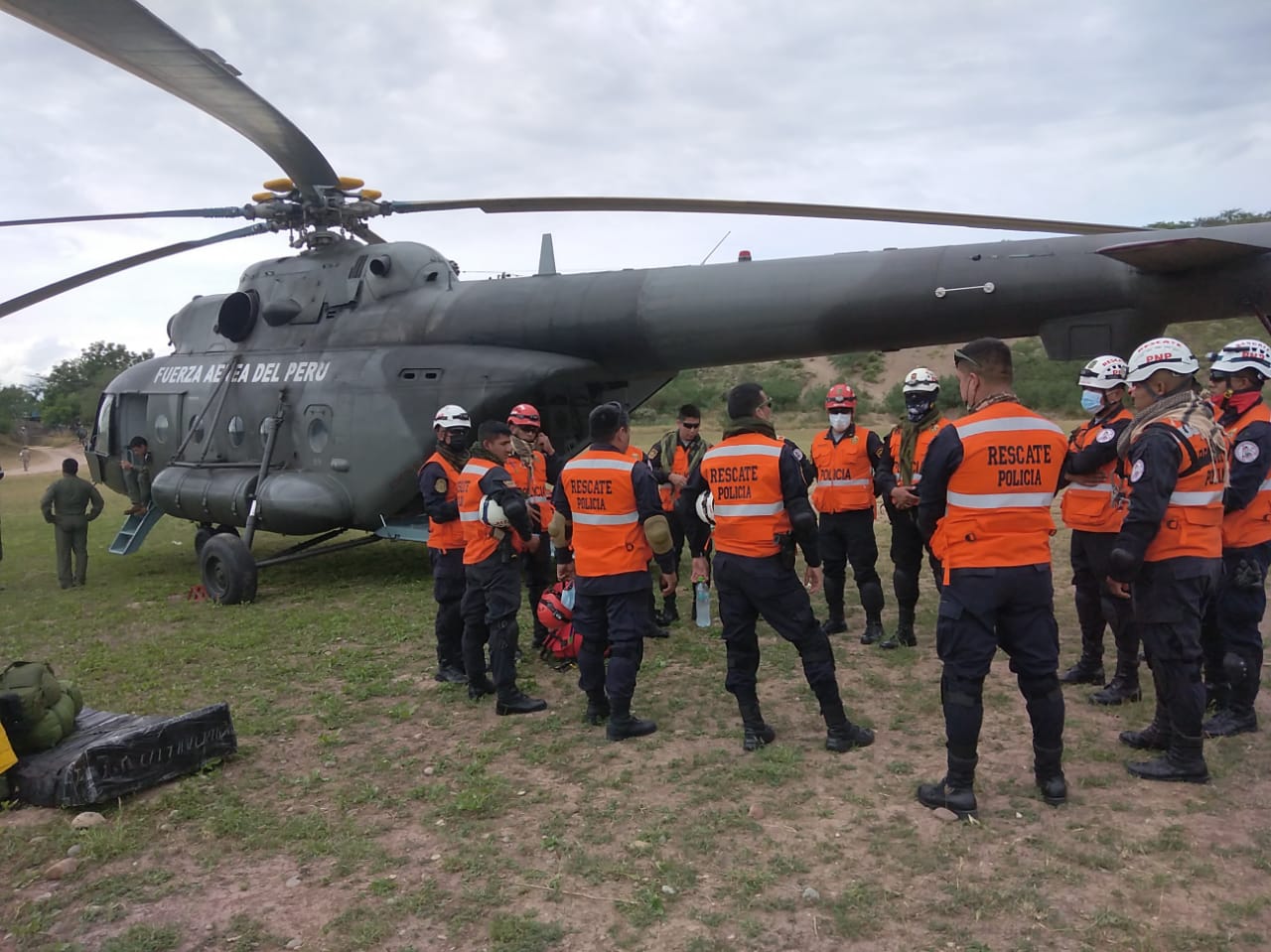 Ministro Carrasco recibió a un grupo de rescatistas de la Policía Nacional provenientes de Chiclayo y que serán trasladados a Jamalca para atender a las personas aisladas.