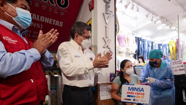 Minsa refuerza barrido de vacunación COVID-19 en galerías y puestos de Gamarra ante fiestas de fin de año