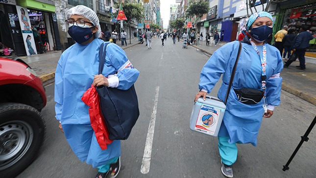 Minsa refuerza barrido de vacunación COVID-19 en galerías y puestos de Gamarra ante fiestas de fin de año