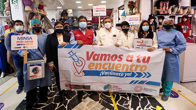 Minsa refuerza barrido de vacunación COVID-19 en galerías y puestos de Gamarra ante fiestas de fin de año
