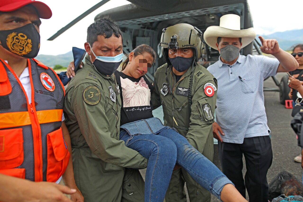 Foto del ministro Juan Carrasco y el presidente Pedro Castillo supervisando la atención a afectados por movimientos sísmico en Amazonas.