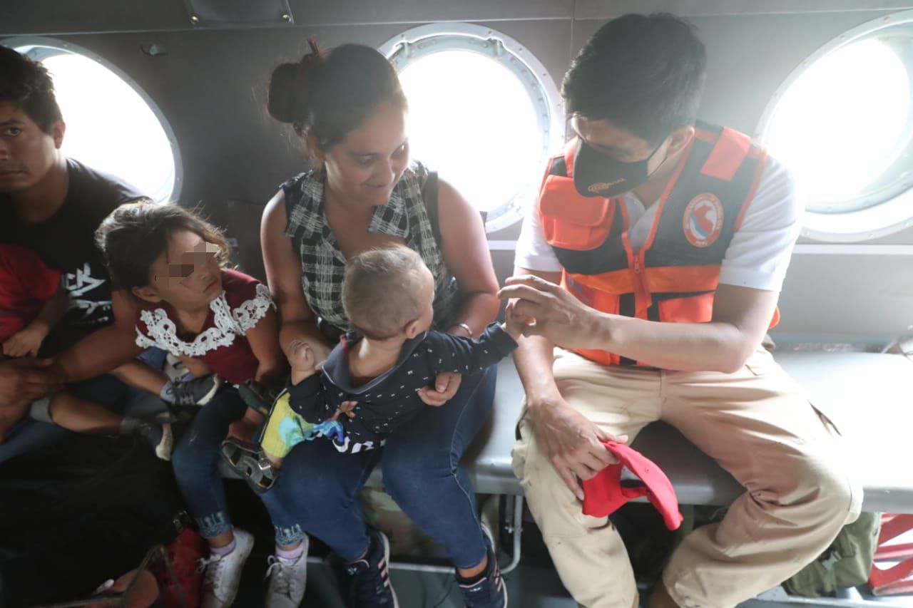 Foto del ministro Juan Carrascos durante el traslado de mujeres y niños desde El Aserradero hacia Jaén.