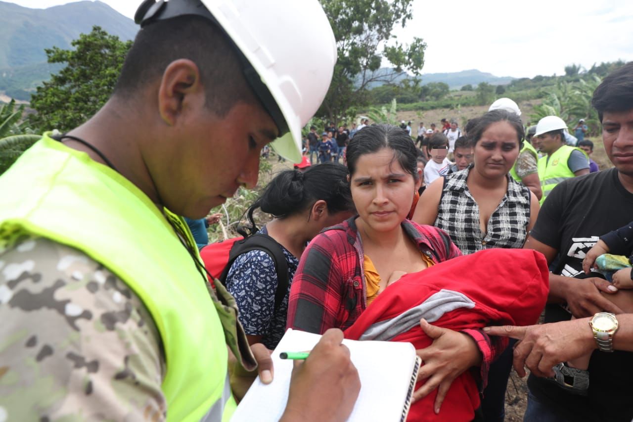 Foto de miembros del Ejército empadronando a afectados del movimiento telúrico en Amazonas.