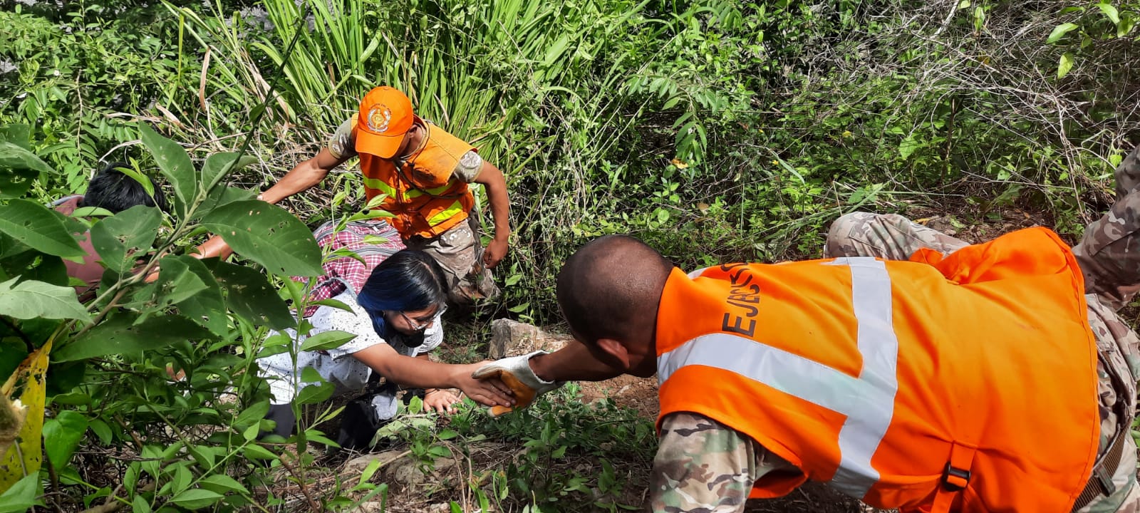 Fotos de miembros del Ejército del Perú rescatando y evacuando a damnificados por el movimiento sísmico en Amazonas.