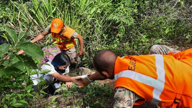Fotos de miembros del Ejército del Perú rescatando y evacuando a damnificados por el movimiento sísmico en Amazonas.