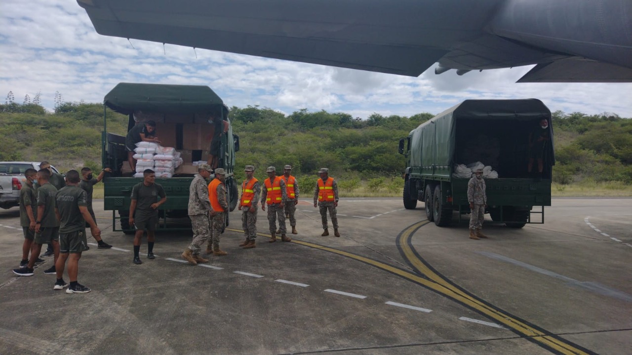 Foto de la Fuerza Aérea y el Ejército, enviando bienes de ayuda humanitaria, consistente en carpas, camas y colchas, hacia el distrito de La Jalca, en la provincia de Chachapoyas.