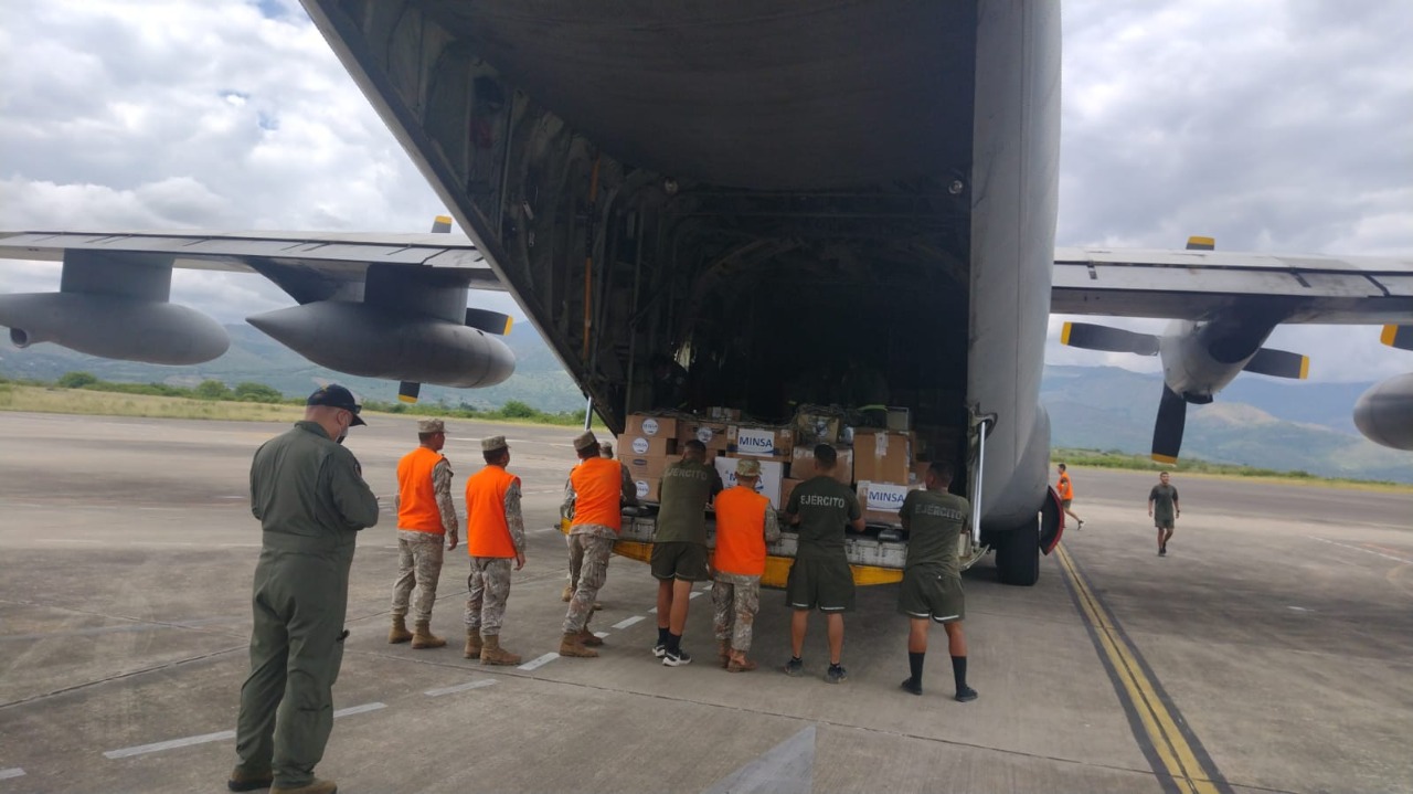 Foto de miembros del Ejército del Perú envían, vía aérea, ayuda humanitaria para afectados por el terremoto en Amazonas.