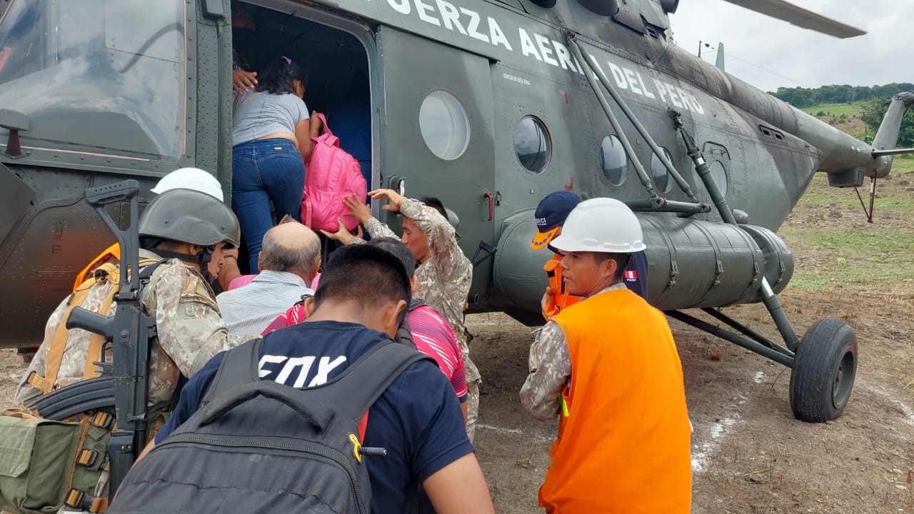 Fotos de evacuación aérea de mujeres y niños por miembros del Ejército del Perú de la zona afectada por el terremoto en Amazonas.