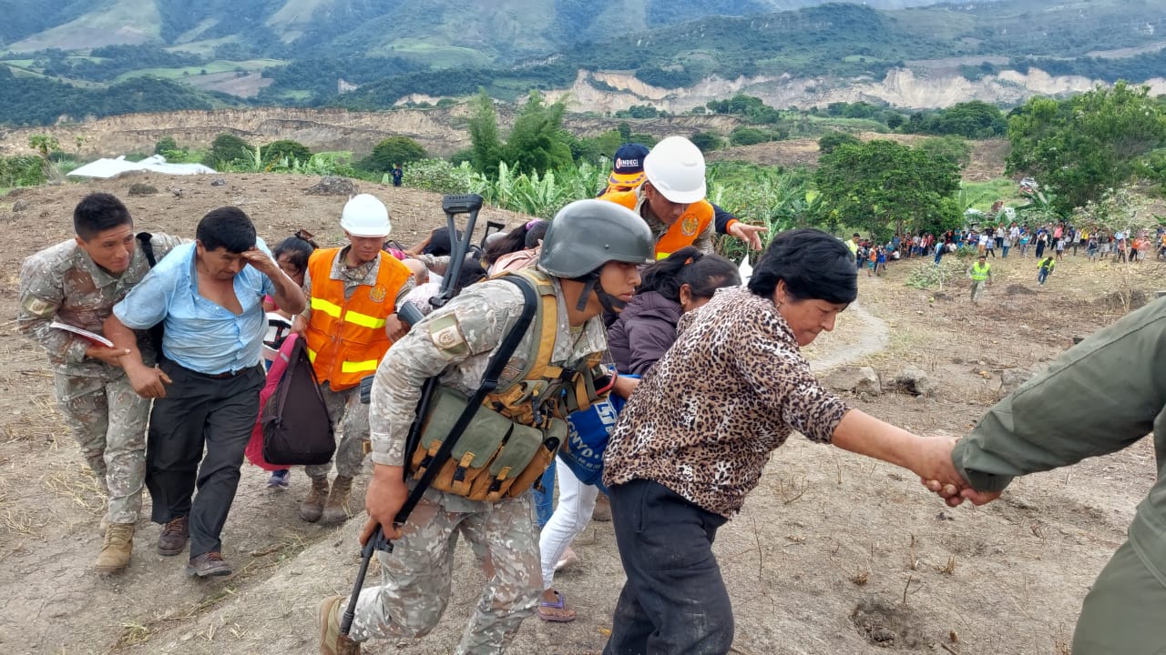 Foto de miembros del Ejército del Perú apoyando a mujeres, niños y personas vulnerables a ser evacuados de la zona del terremoto en Amazonas.