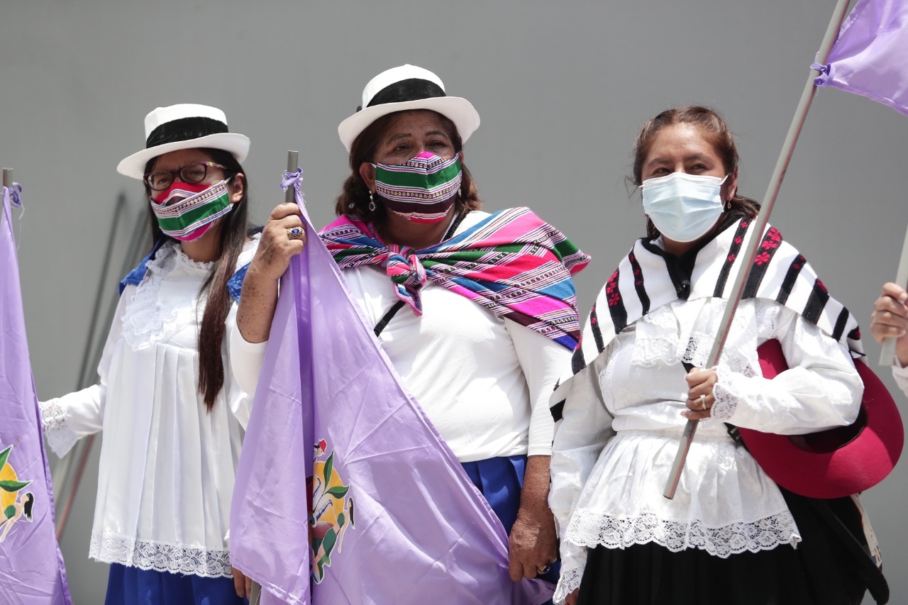 Ministra de Cultura recibe visita de FEMUCARINAP y realizan pago de la tierra