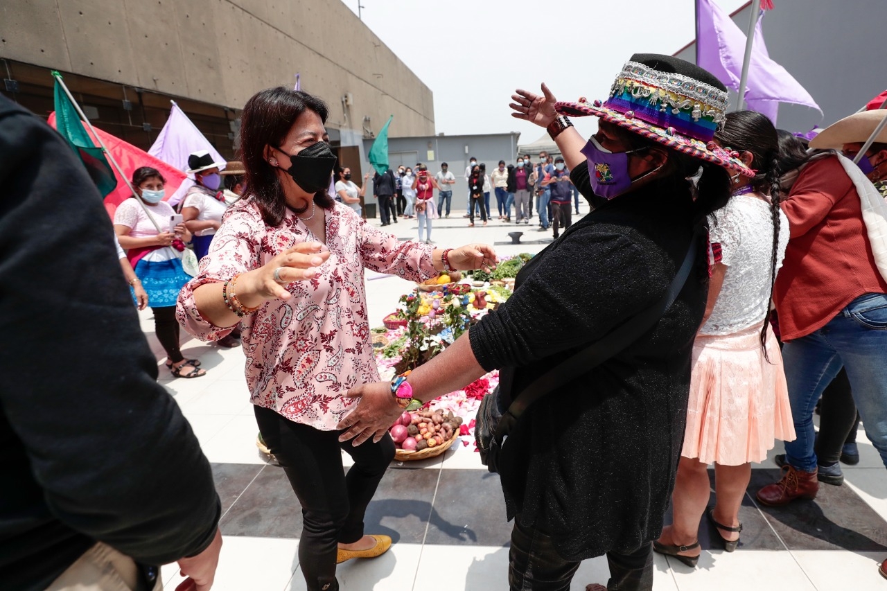 Ministra de Cultura recibe visita de FEMUCARINAP y realizan pago de la tierra