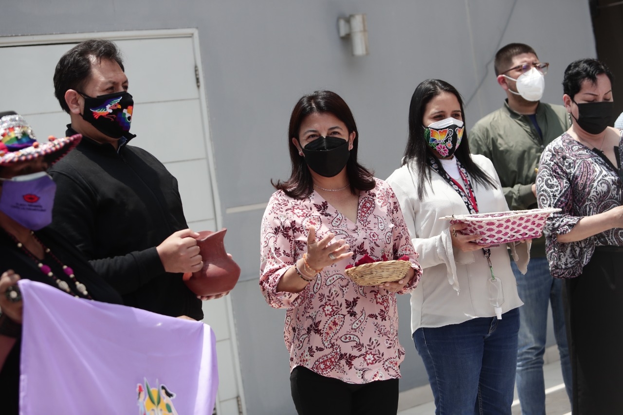 Ministra de Cultura recibe visita de FEMUCARINAP y realizan pago de la tierra