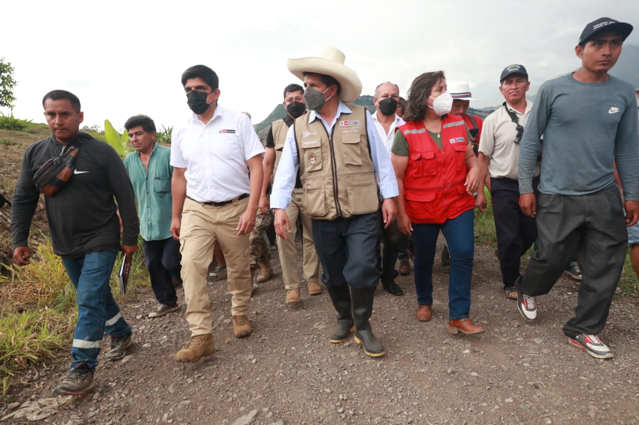 Foto del ministro Juan Carrasco, junto al presidente Castillo, recorre el centro poblado Santa Rosa de Pagpa en Amazonas para escuchar las necesidades de la población afectada.