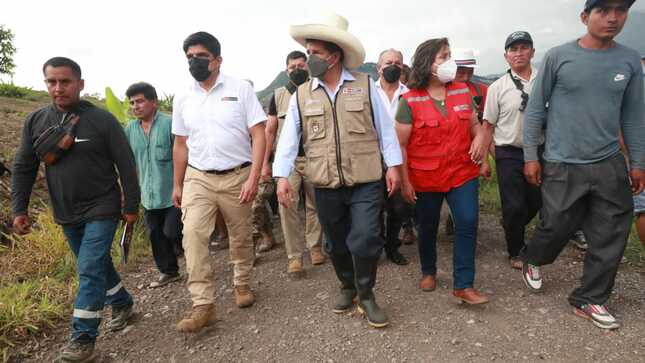 Foto del ministro Juan Carrasco, junto al presidente Castillo, recorre el centro poblado Santa Rosa de Pagpa en Amazonas para escuchar las necesidades de la población afectada.