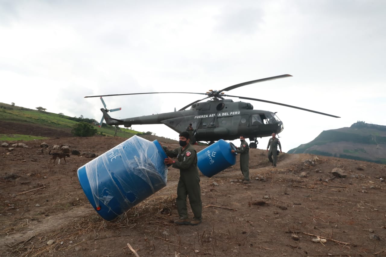 Foto de miembros del Ejército del Perú trasladando cisternas para almacenamiento de agua al centro poblado Santa Rosa de Pagpa en Amazonas.