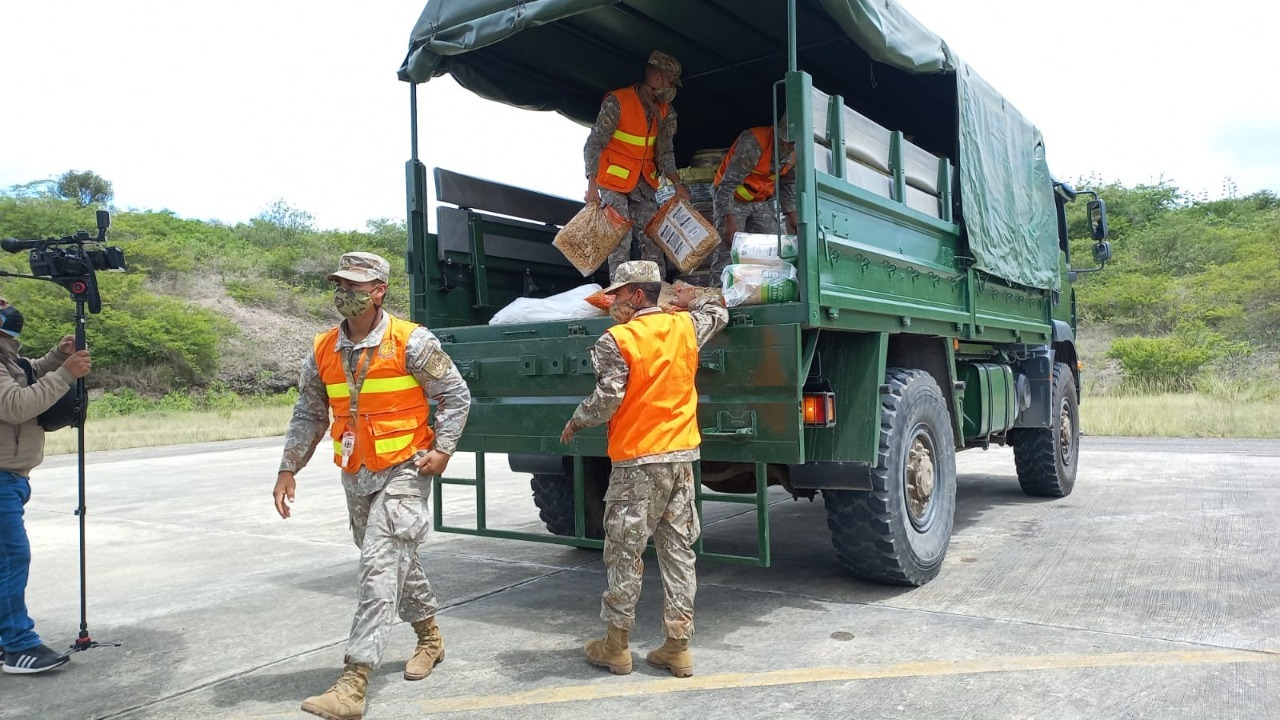 Foto de miembros del Ejército del Perú trasladando ayuda humanitaria para los damnificados por el sismo en Amazonas.