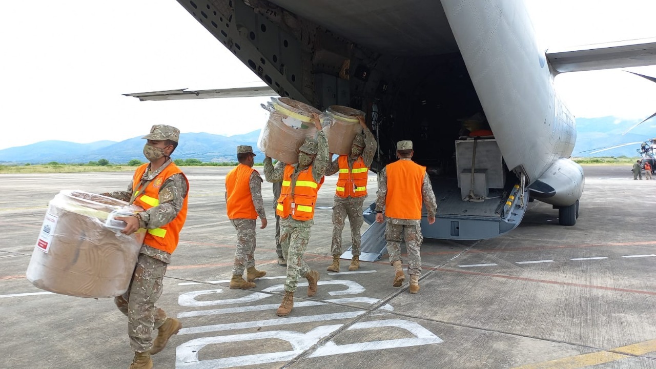 Foto del traslado aéreo de ayuda humanitaria para damnificados en Amazonas.