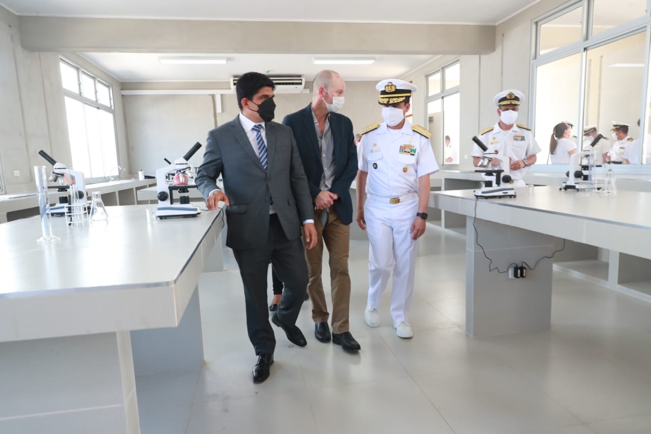 Foto del ministro Juan Carrasco en el liceo naval Capitán de Navío Francisco Carrasco, en Iquitos.