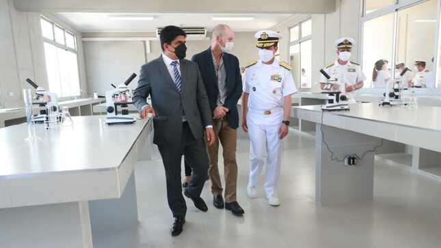 Foto del ministro Juan Carrasco en el liceo naval Capitán de Navío Francisco Carrasco, en Iquitos.
