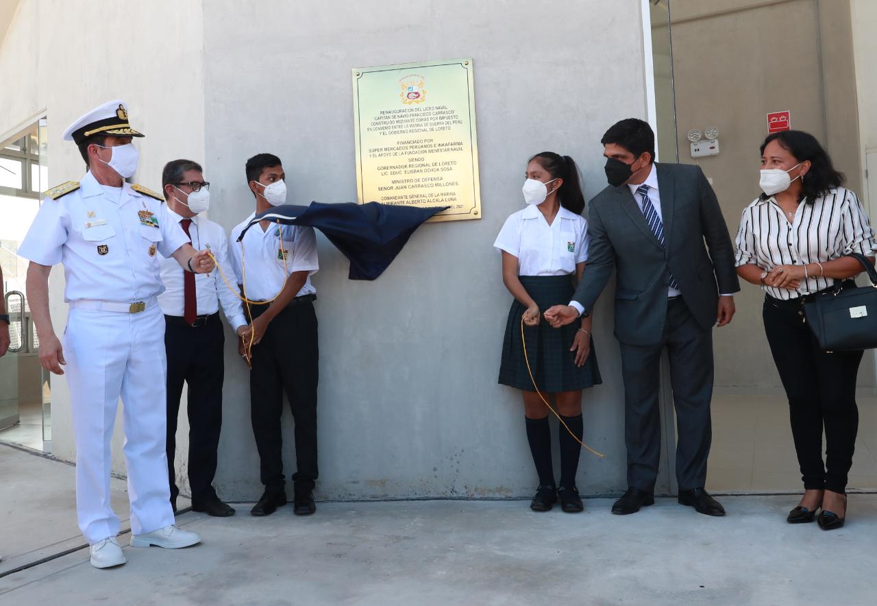 Foto del ministro Juan Carrasco inaugurando la nueva infraestructura de Liceo Naval en Iquitos