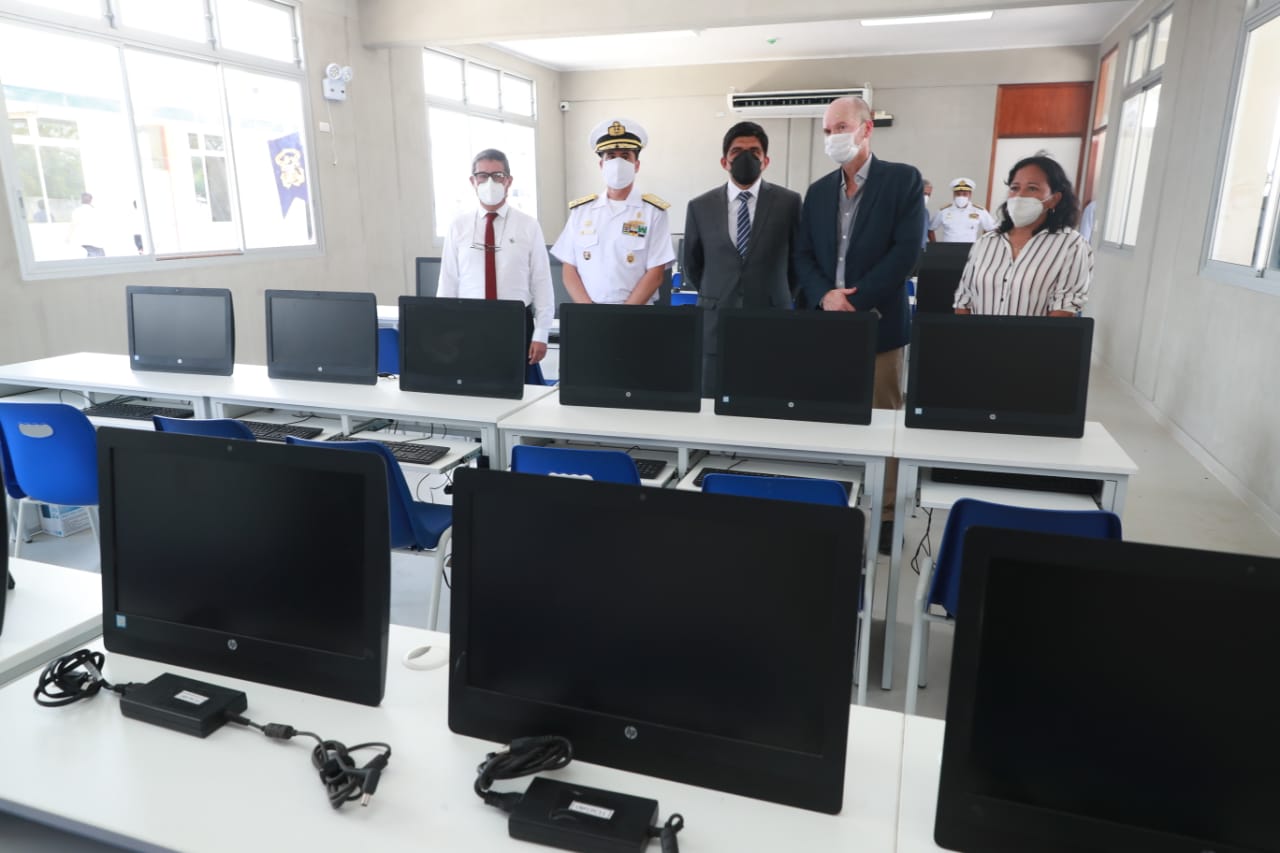 Foto del ministro Juan Carrasco recorriendo las nuevas instalaciones del Liceo Naval en Iquitos.