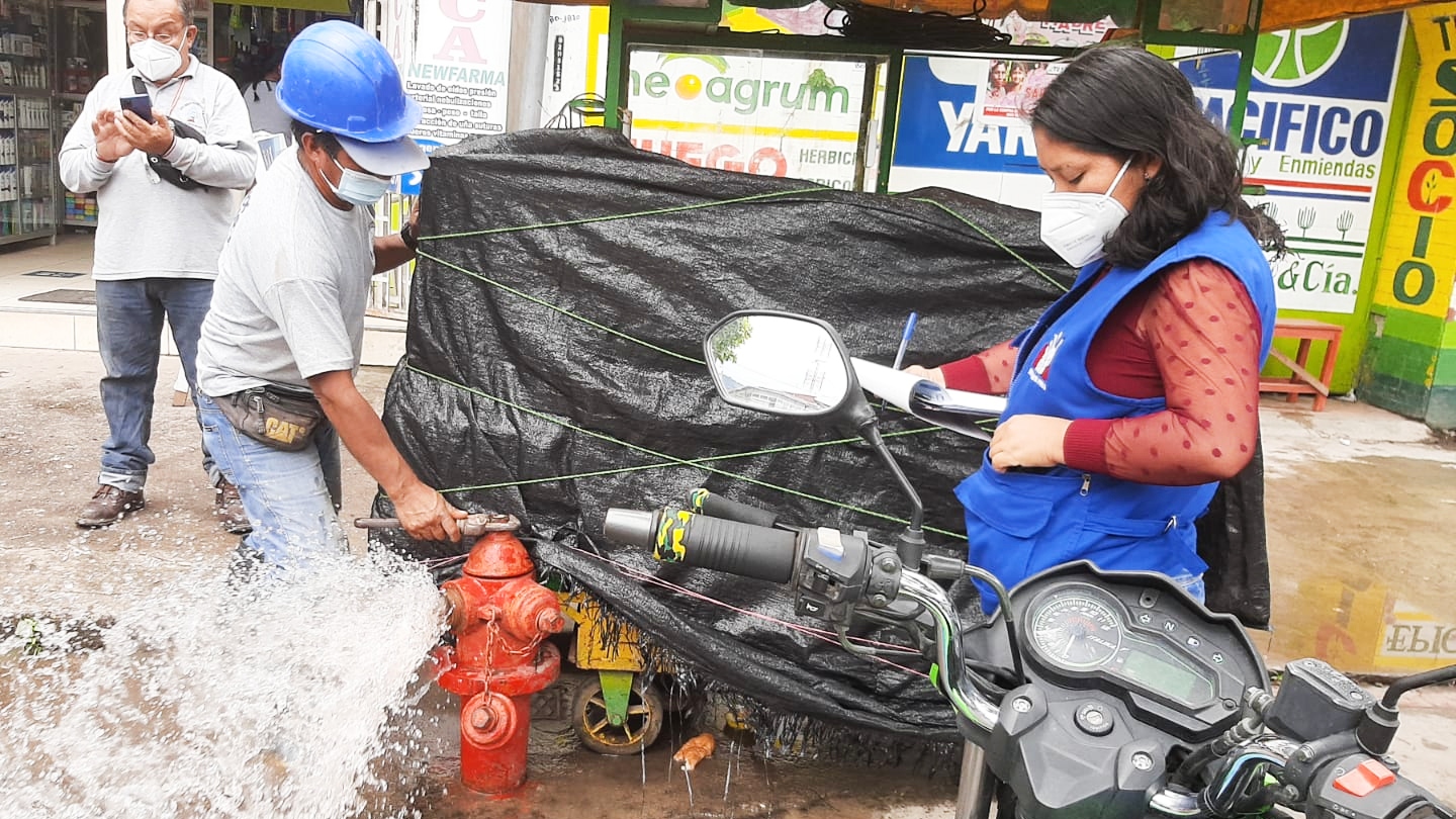 Foto de hidrante en una vía