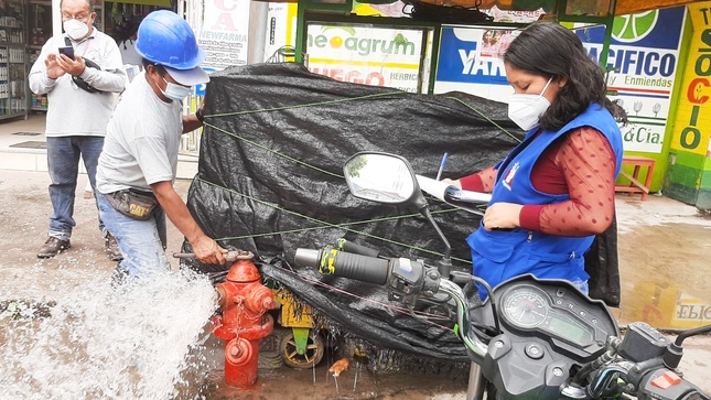 Foto de hidrante en una vía