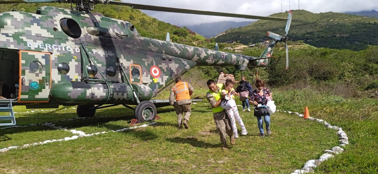 Foto de personal militar ayudando a los damnificados en Amazonas.