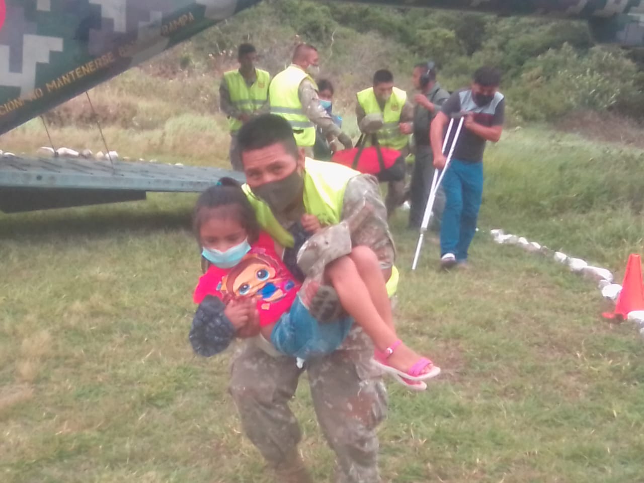 Foto de militar ayudando a una niña en Amazonas.