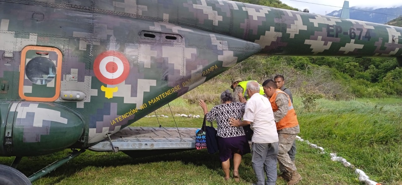 Foto de personas damnificadas trasladadas vía aérea por las FF. AA.