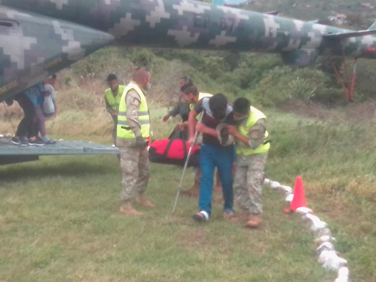 Foto de traslado aéreo de damnificados por las FF. AA.