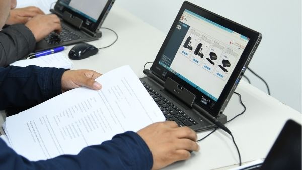 Foto de la pantalla de una tablet en la que se muestra que una persona revisa los Catálogos Electrónicos