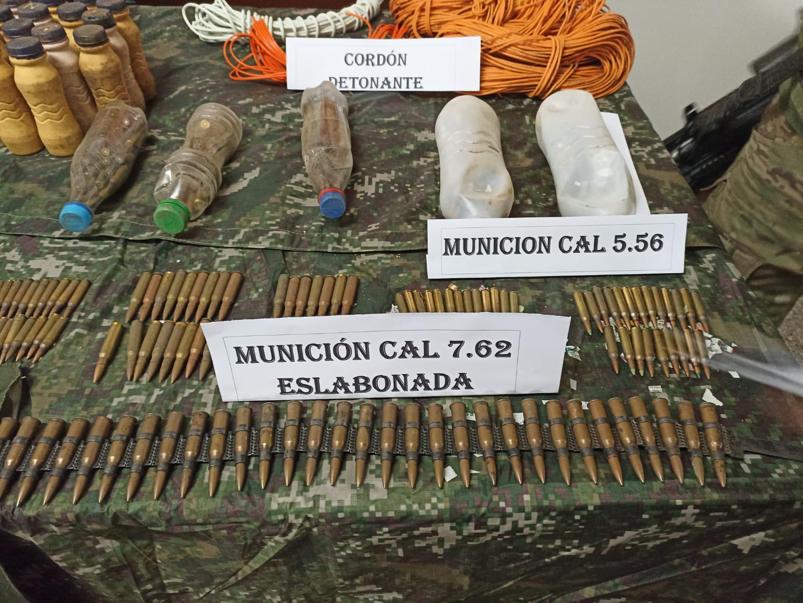 Patrulla integrada de operadores especiales de las Fuerzas Armadas y la Policía Nacional ubicó una caleta con pertrechos militares pertenecientes a la Organización Terrorista Sendero Luminoso.