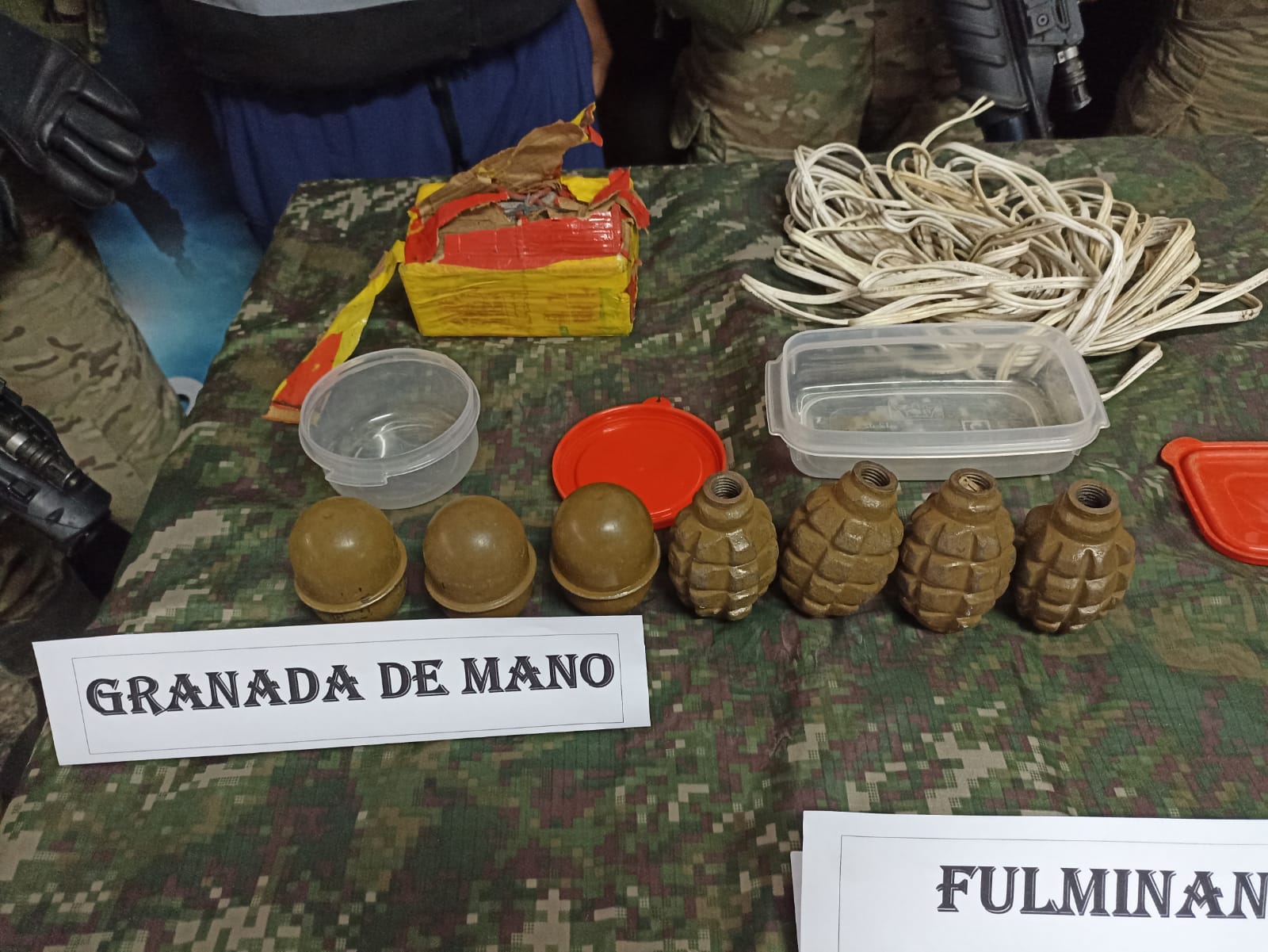 Patrulla integrada de operadores especiales de las Fuerzas Armadas y la Policía Nacional ubicó una caleta con pertrechos militares pertenecientes a la Organización Terrorista Sendero Luminoso.