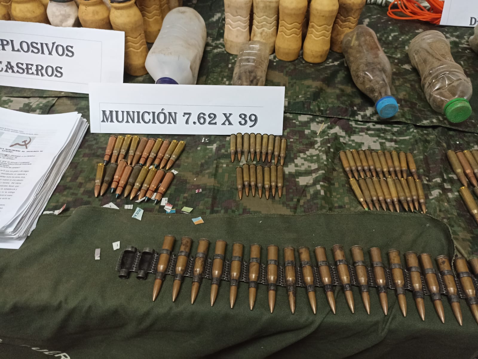 Patrulla integrada de operadores especiales de las Fuerzas Armadas y la Policía Nacional ubicó una caleta con pertrechos militares pertenecientes a la Organización Terrorista Sendero Luminoso.