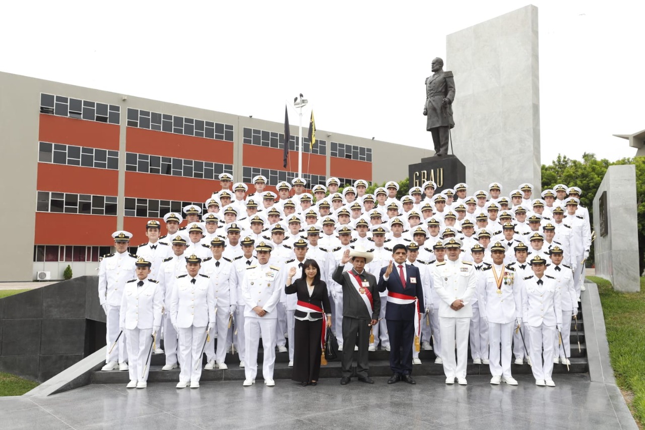 Foto oficial de oficiales graduados de la Marina de Guerra.