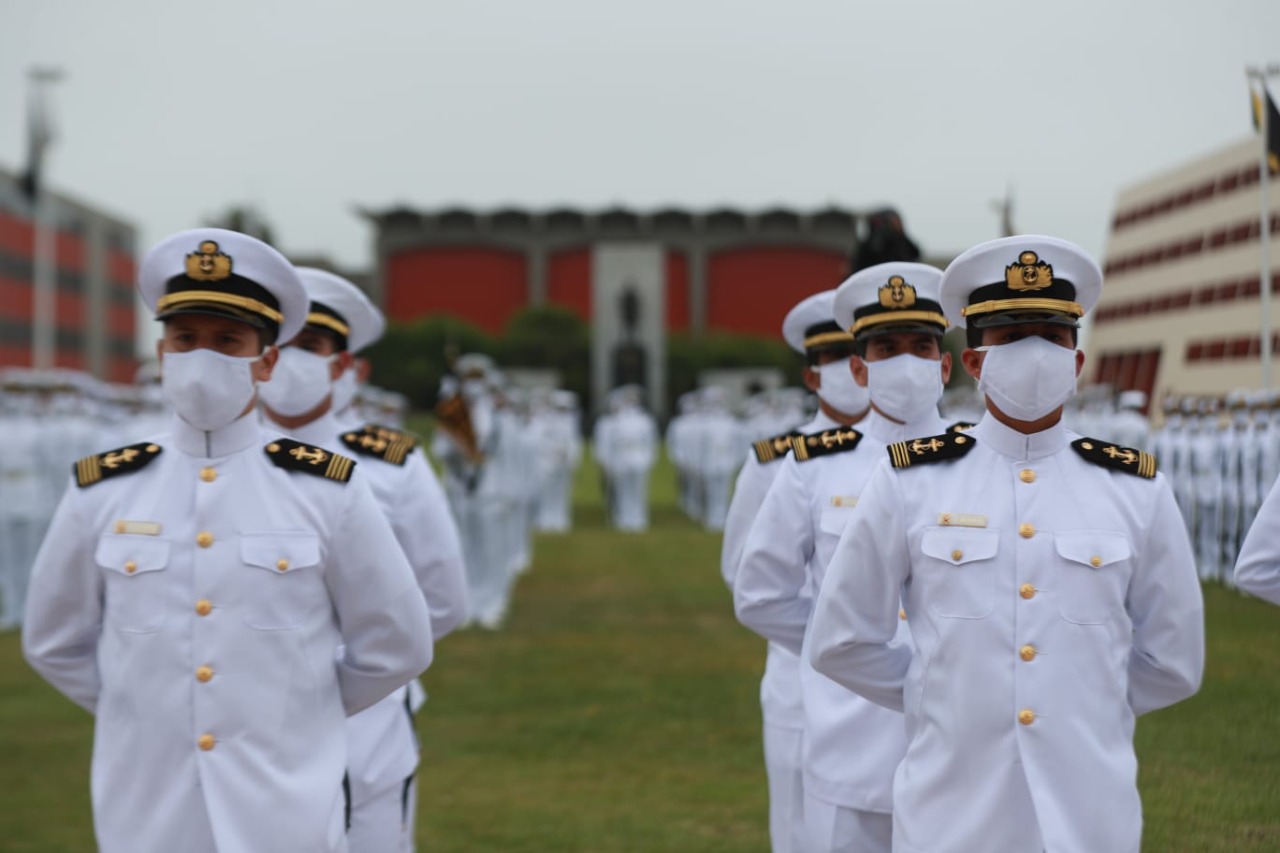 Foto de nuevos graduados alféreces de la MGP.