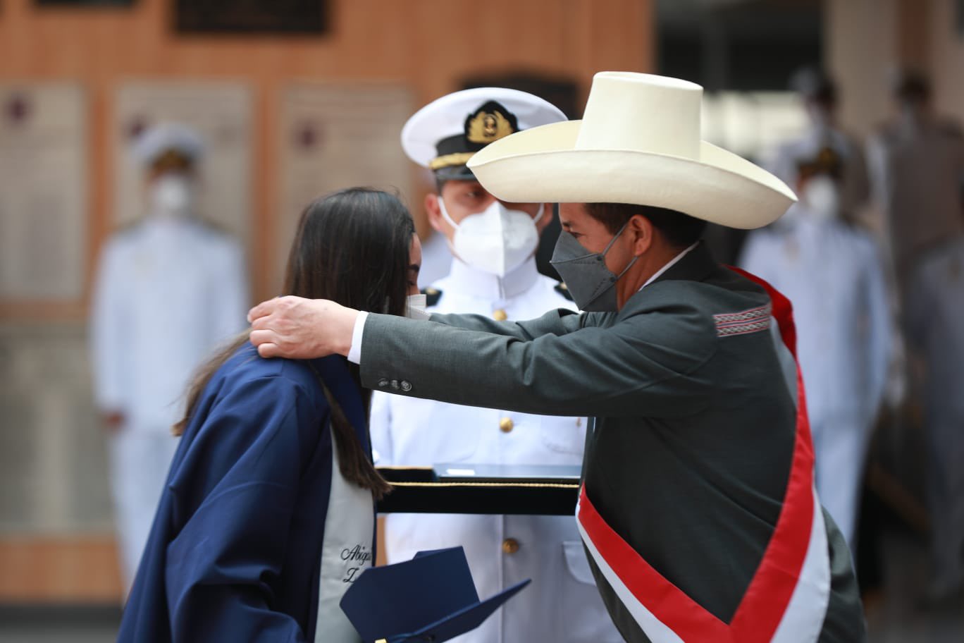 Condecoración a los alumnos a cargo del presidente de la Republica, Pedro Castillo