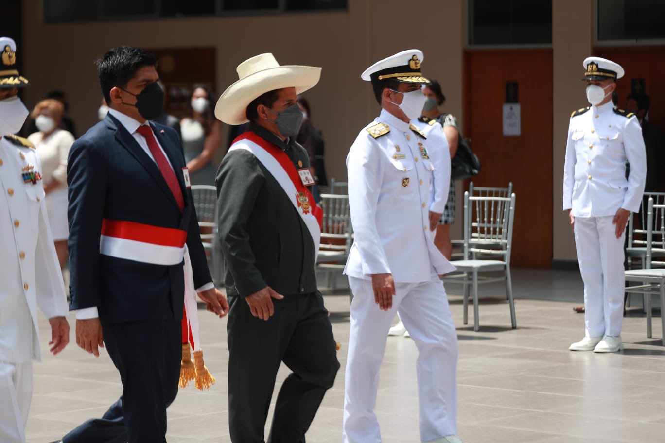 El presidente Pedro Castillo y el ministro de Defensa, rindiendo honores a la bandera del Perú